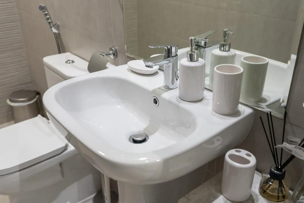 Bright And Warm 2-Bedroom Apartment In Al Barsha Dubaj
