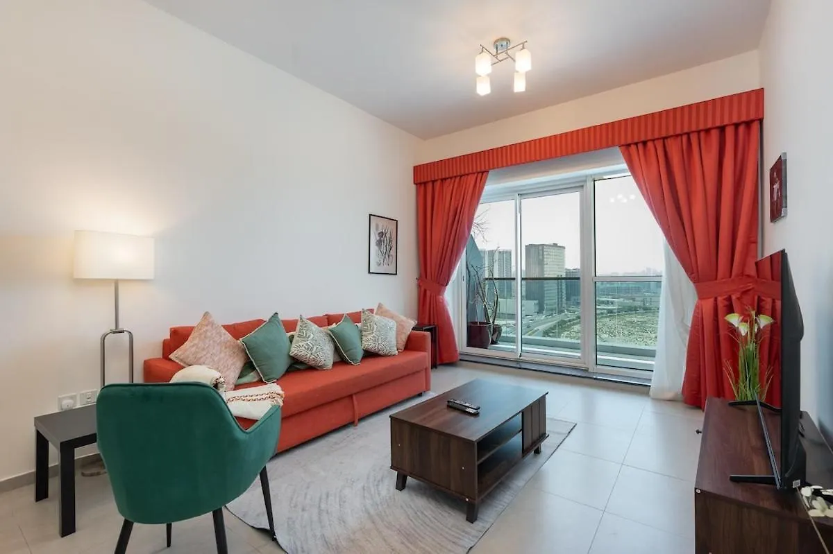 Bright And Warm 2-Bedroom Apartment In Al Barsha Dubaj